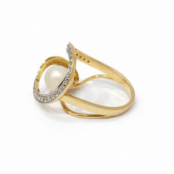 labgrown Diamond and Pearl Swirl Ring in Yellow Gold