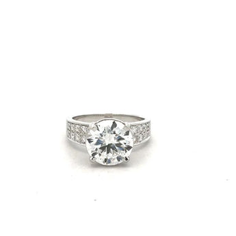 Luxury 4.034 Ct Round Diamond Solitaire Ring with Side Stones